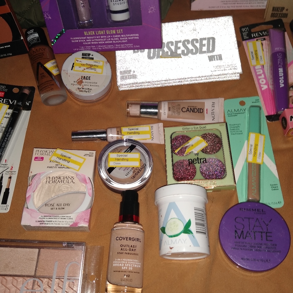 A lot of 25 women's makeup including bag